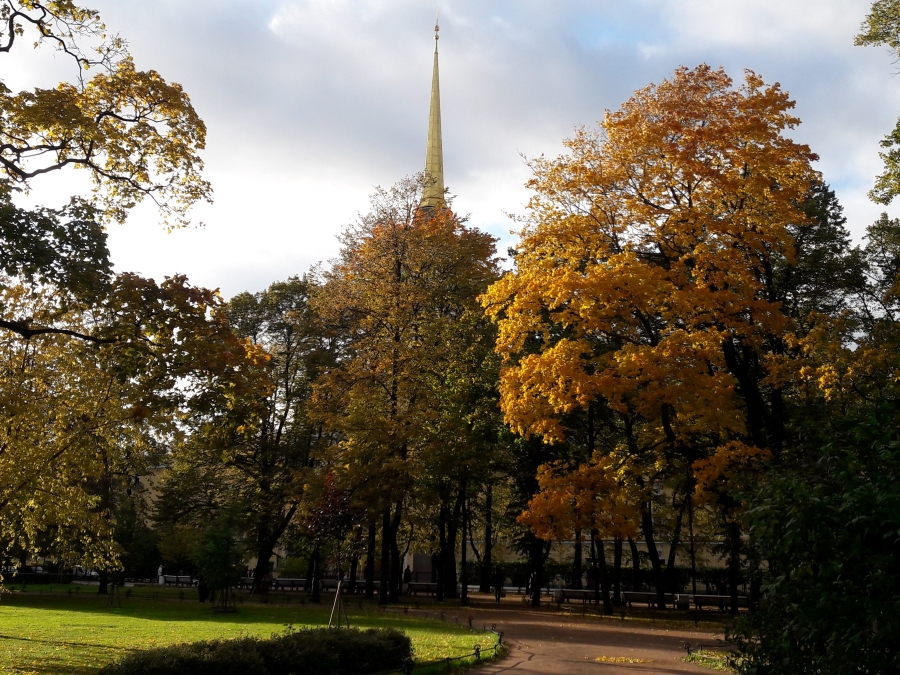 Bright autumn day in Aleksandrovskiy Park.